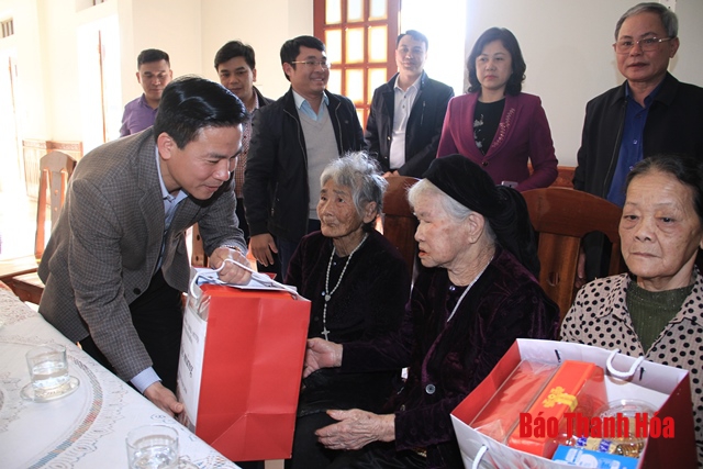 Đồng chí Phó Bí thư Thường trực Tỉnh ủy Đỗ Trọng Hưng thăm, chúc mừng lễ Noel tại Giáo xứ Sầm Sơn