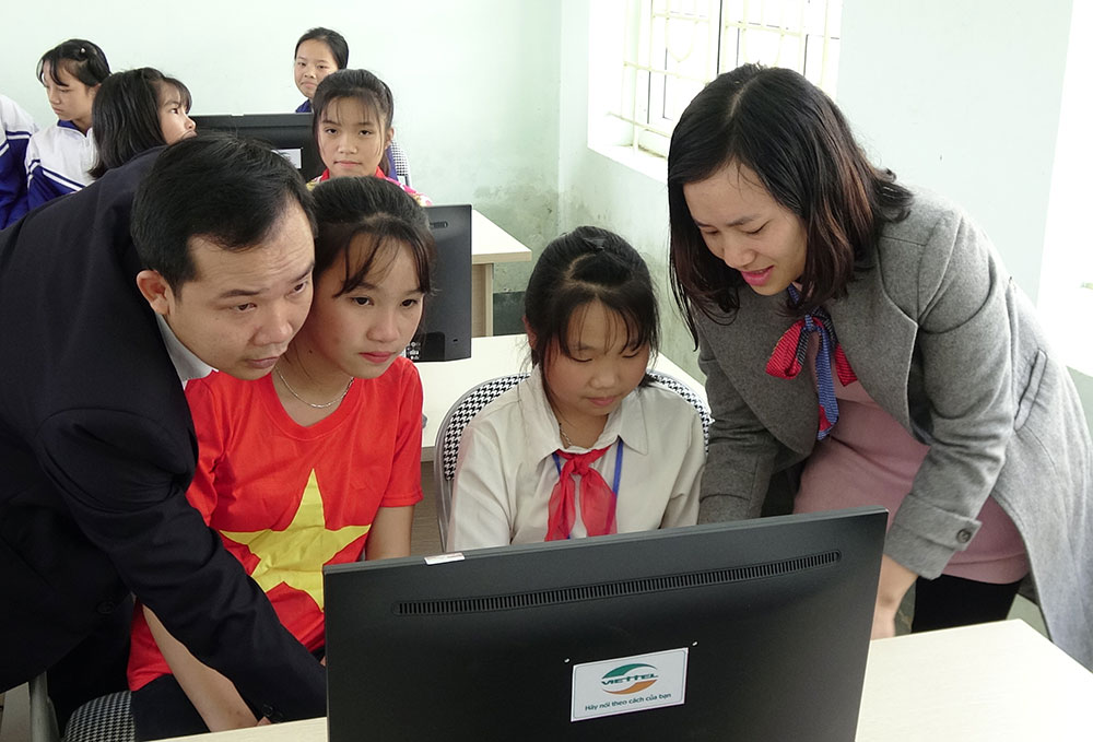 Viettel Thanh Hóa trao tặng thiết bị dạy học tại Mường Lát
