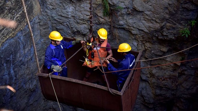 Ấn Độ tìm cách giải cứu 15 thợ mỏ mắc kẹt trong hầm ngập nước 
