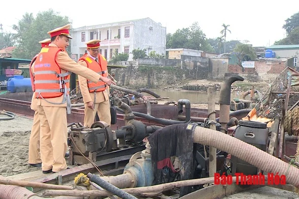 Bắt giữ 11 tàu khai thác cát trái phép