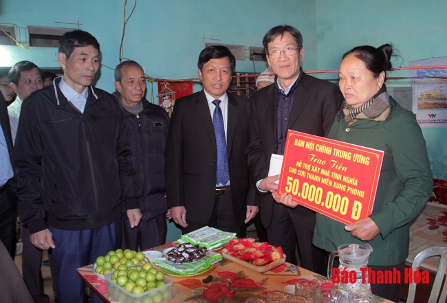 Trao tiền hỗ trợ làm nhà tình nghĩa cho cựu thanh niên xung phong huyện Cẩm Thủy