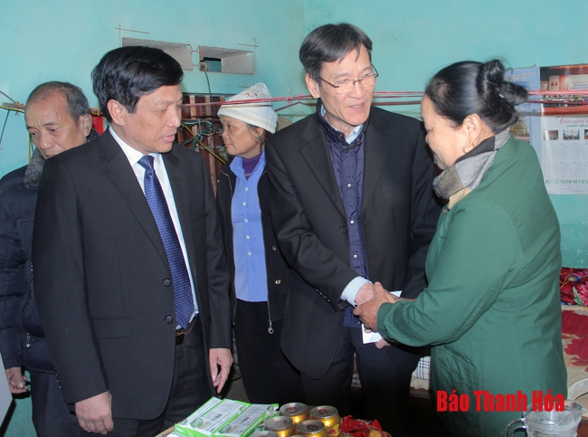 Trao tiền hỗ trợ làm nhà tình nghĩa cho cựu thanh niên xung phong huyện Cẩm Thủy