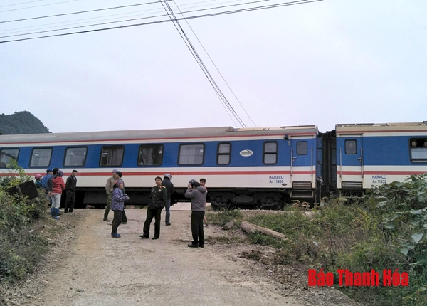 Tàu hỏa tông xe ô tô 7 chỗ, 3 người nhập viện cấp cứu