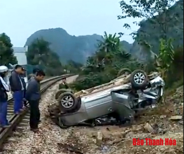 Tàu hỏa tông xe ô tô 7 chỗ, 3 người nhập viện cấp cứu