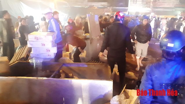 Nhanh chóng dập tắt đám cháy ở chợ đầu mối rau quả, thực phẩm Đông Hương