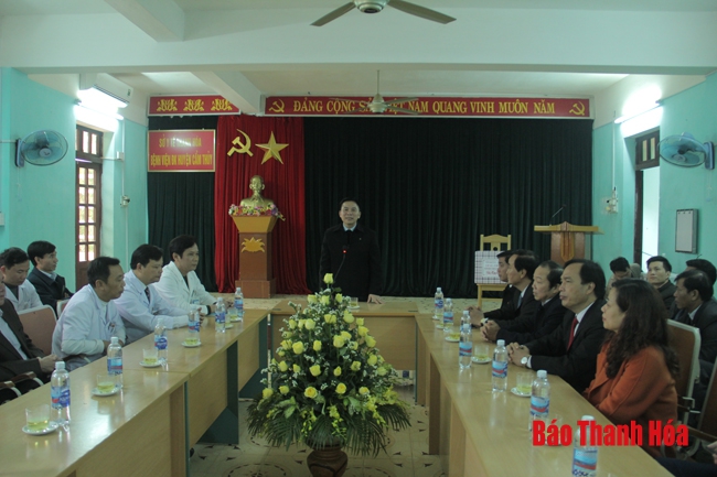 Đồng chí Phó Bí thư Thường trực Tỉnh ủy Đỗ Trọng Hưng kiểm tra tình hình sản xuất và đời sống nhân dân huyện Cẩm Thủy