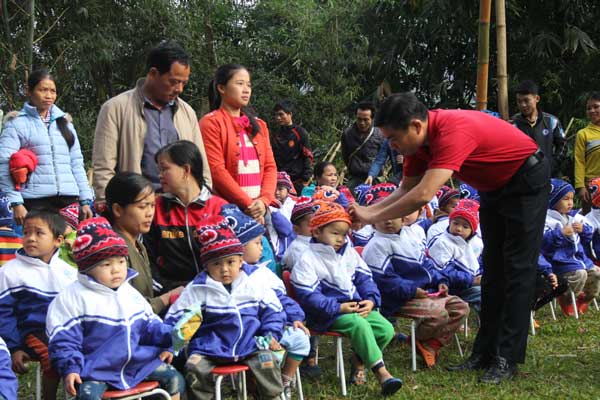 Chương trình thiện nguyện “Vòng tay yêu thương” dành cho các em học sinh tại xã Thành Sơn (Bá Thước)
