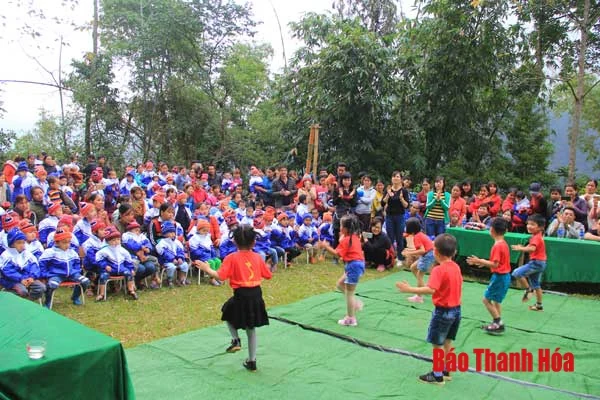 Chương trình thiện nguyện “Vòng tay yêu thương” dành cho các em học sinh tại xã Thành Sơn (Bá Thước)