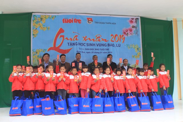 Trao 500 suất quà Tết cho học sinh nghèo vùng cao Quan Sơn