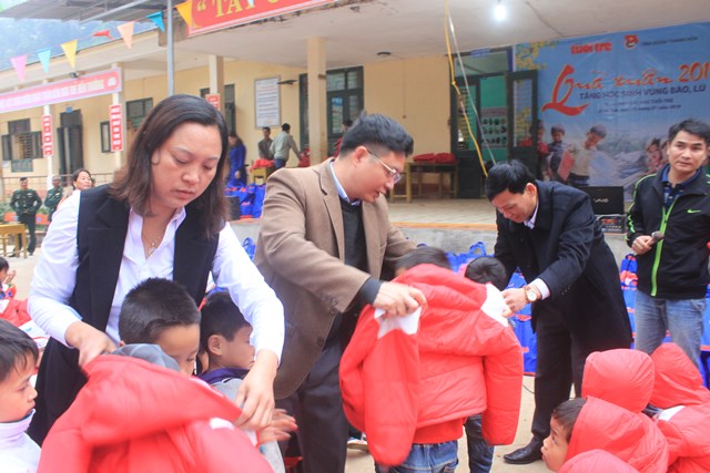 Trao 500 suất quà Tết cho học sinh nghèo vùng cao Quan Sơn