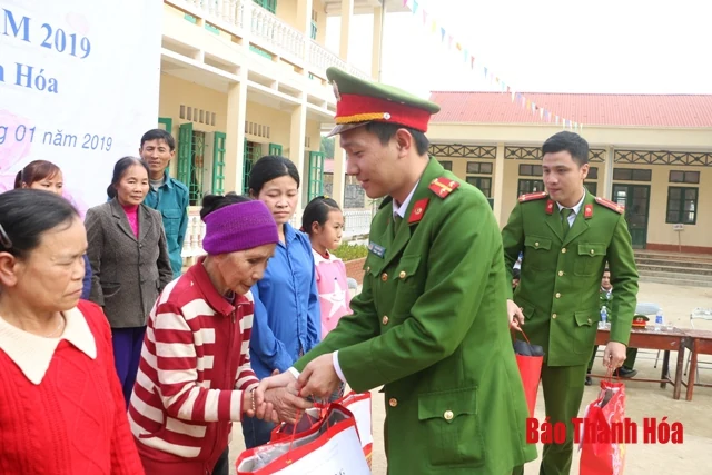 Tặng quà tình nghĩa, tuyên truyền hướng dẫn kỹ năng PCCC và CNCH tại huyện Cẩm Thủy 