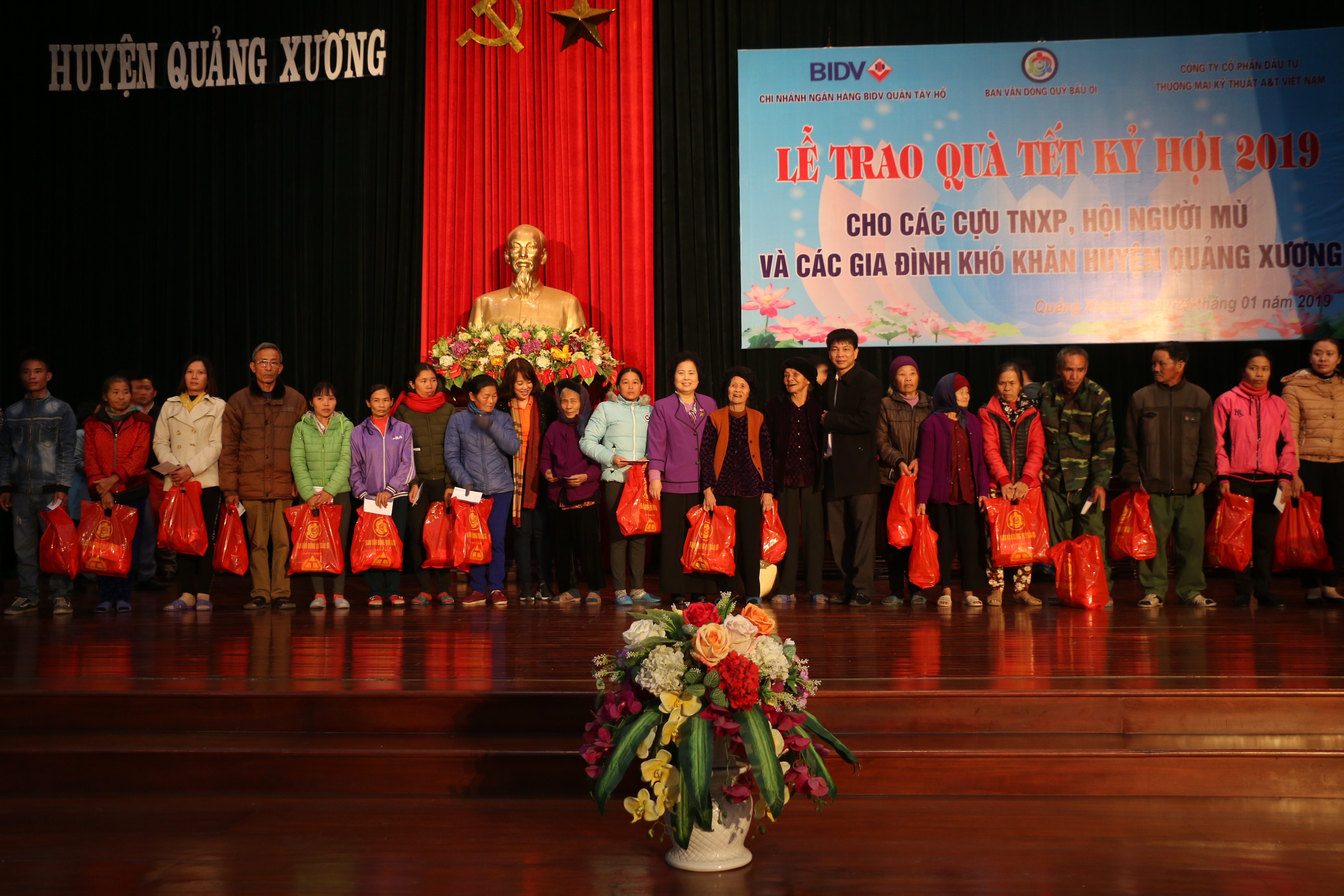 Trao quà Tết cho cựu thanh niên xung phong, hội người mù và các gia đình khó khăn tại huyện Quảng Xương