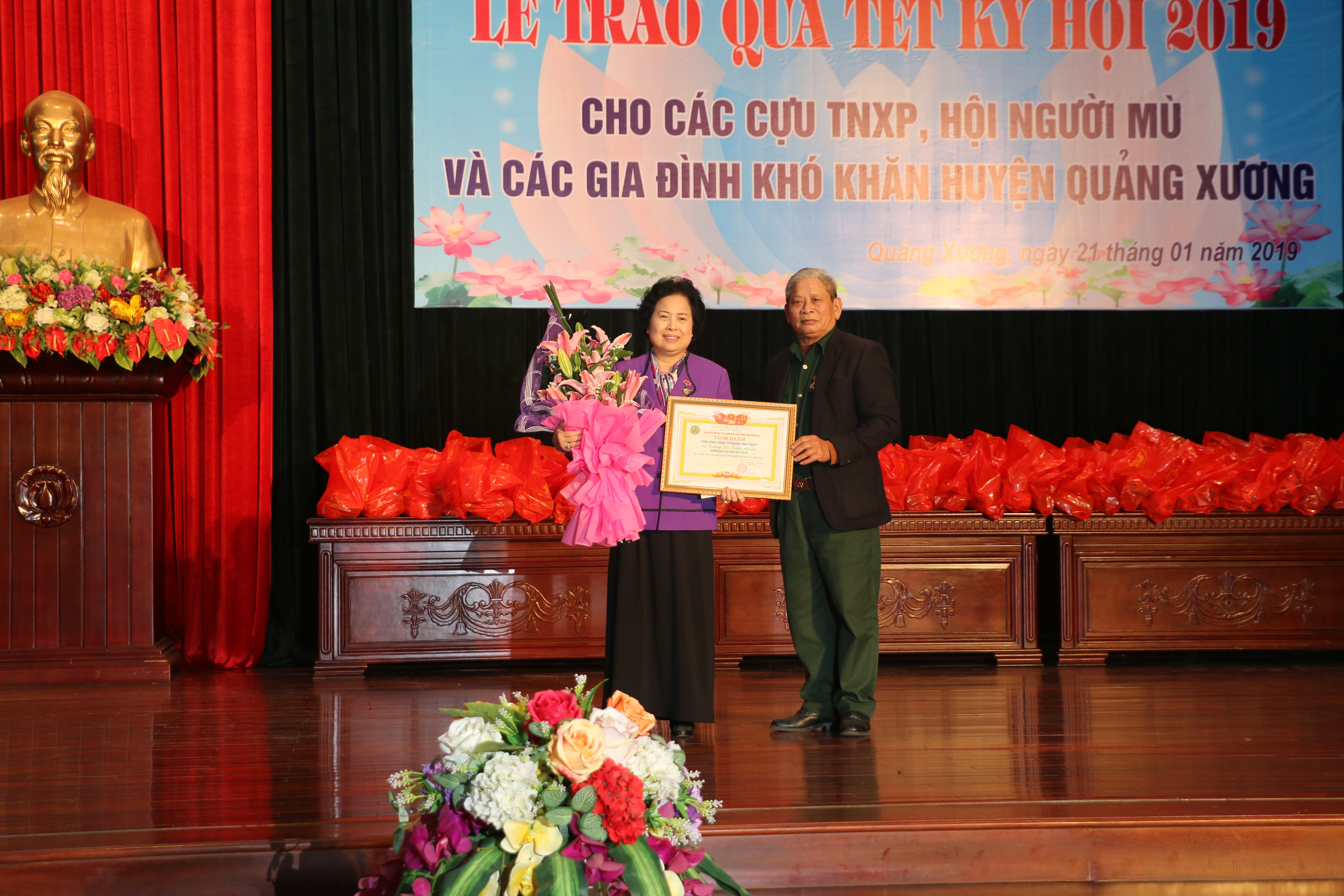 Trao quà Tết cho cựu thanh niên xung phong, hội người mù và các gia đình khó khăn tại huyện Quảng Xương