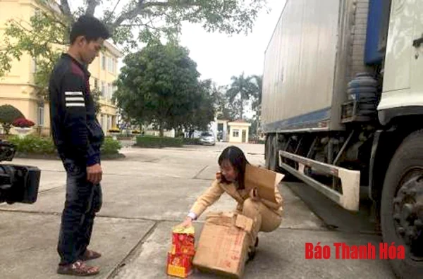 Liên tiếp bắt giữ 2 xe ô tô tải vận chuyển pháo hoa trái phép