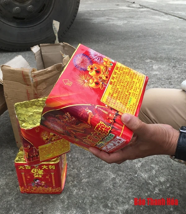 Liên tiếp bắt giữ 2 xe ô tô tải vận chuyển pháo hoa trái phép