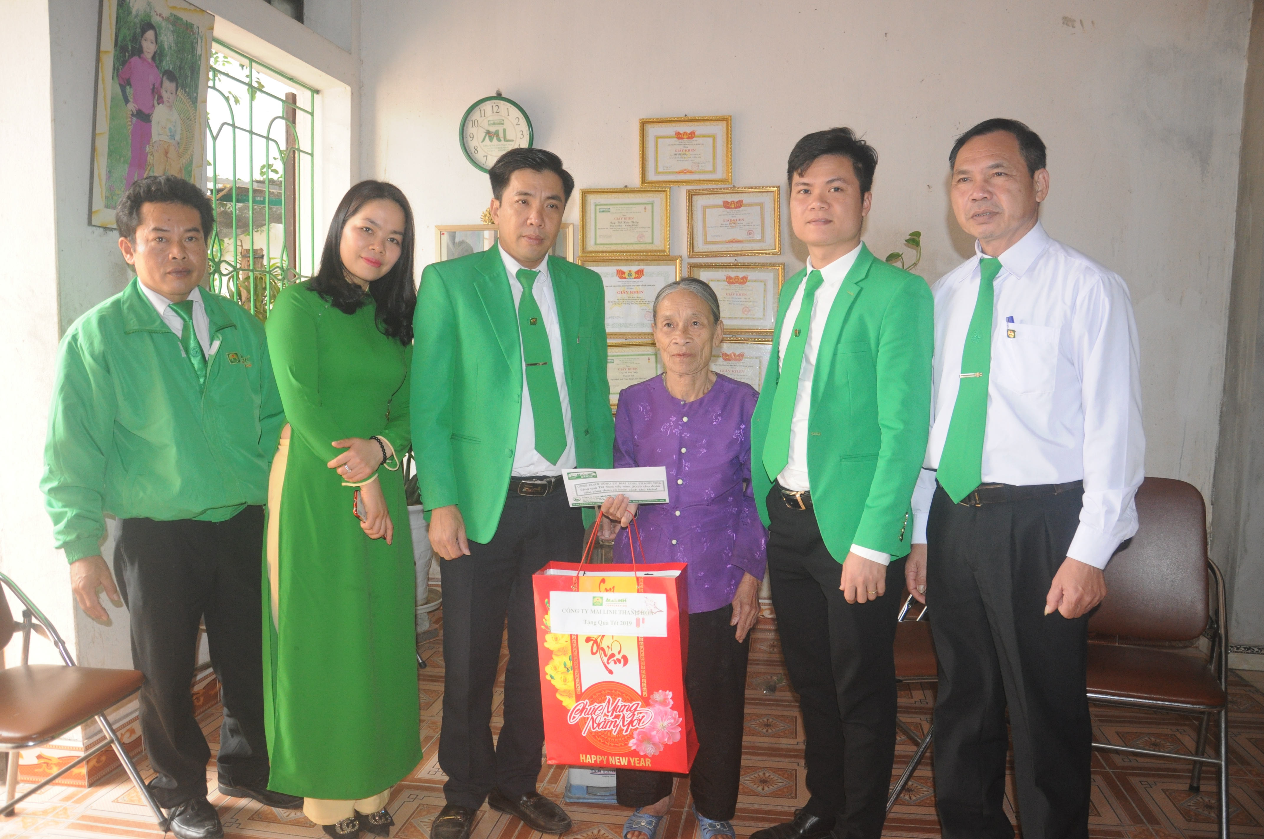 Công ty Mai Linh Thanh Hóa trao quà Tết cho người nghèo
