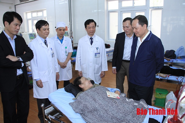 Đồng chí Bí thư Tỉnh ủy, Chủ tịch HĐND tỉnh Trịnh Văn Chiến kiểm tra công tác chăm sóc người bệnh tại Bệnh viện Đa khoa tỉnh