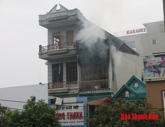 Cháy cửa hàng kinh doanh giầy dép Hùng Thanh