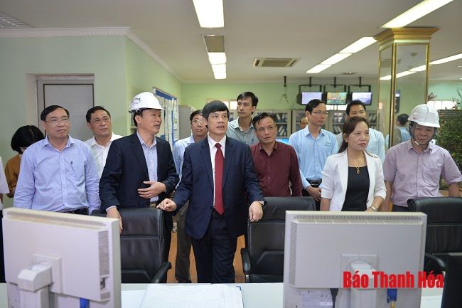 Chủ tịch UBND tỉnh chúc Tết thị xã Bỉm Sơn , dự lễ ra quân sản xuất đầu năm tại các doanh nghiệp sản xuất xi măng trên địa bàn thị xã