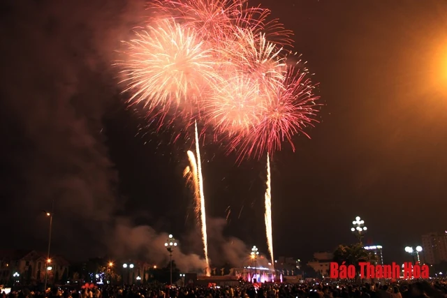Rực rỡ pháo hoa đón chào năm mới Kỷ Hợi 2019