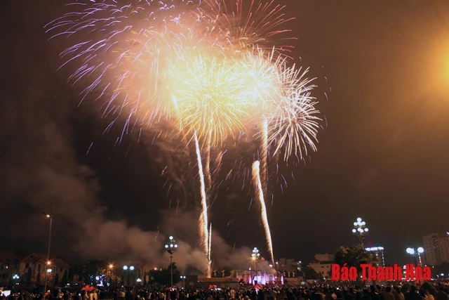 Rực rỡ pháo hoa đón chào năm mới Kỷ Hợi 2019