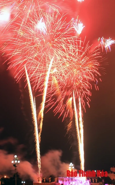 Rực rỡ pháo hoa đón chào năm mới Kỷ Hợi 2019