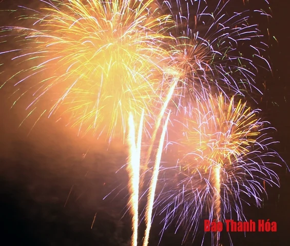 Rực rỡ pháo hoa đón chào năm mới Kỷ Hợi 2019