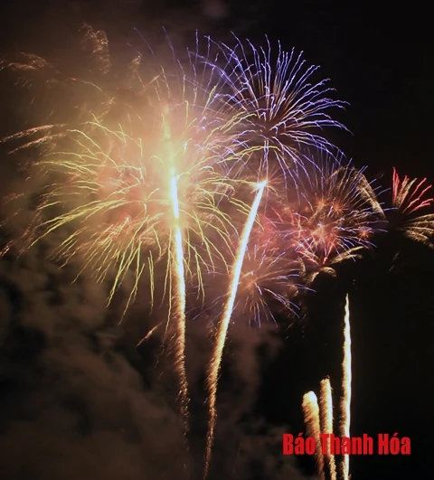 Rực rỡ pháo hoa đón chào năm mới Kỷ Hợi 2019