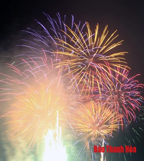 Rực rỡ pháo hoa đón chào năm mới Kỷ Hợi 2019