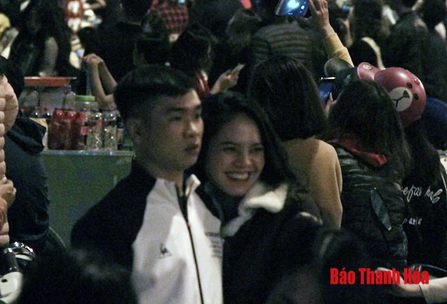 Rực rỡ pháo hoa đón chào năm mới Kỷ Hợi 2019