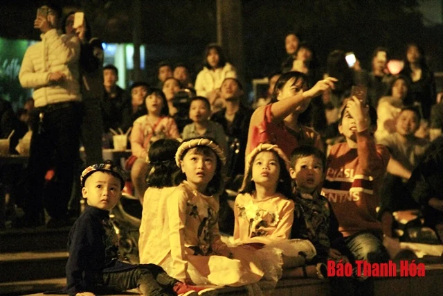 Rực rỡ pháo hoa đón chào năm mới Kỷ Hợi 2019