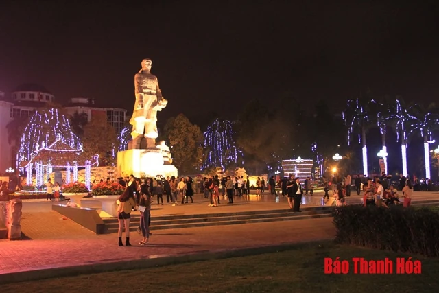Rực rỡ pháo hoa đón chào năm mới Kỷ Hợi 2019