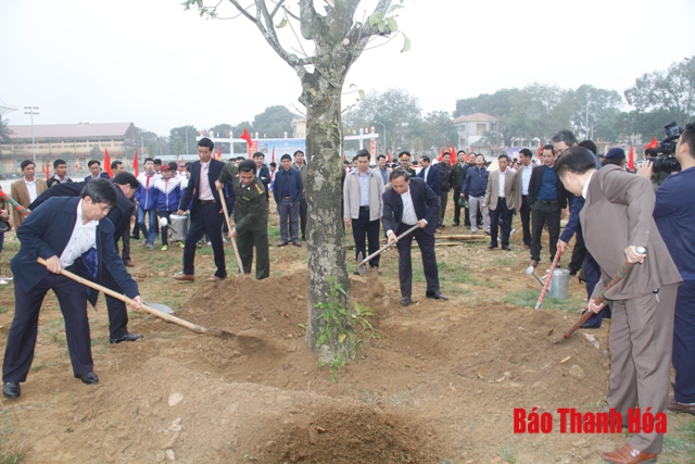Phó Chủ tịch Thường trực UBND tỉnh Nguyễn Đức Quyền dự lễ phát động Tết trồng cây “Đời đời nhớ ơn Bác Hồ” tại huyện Hoằng Hóa