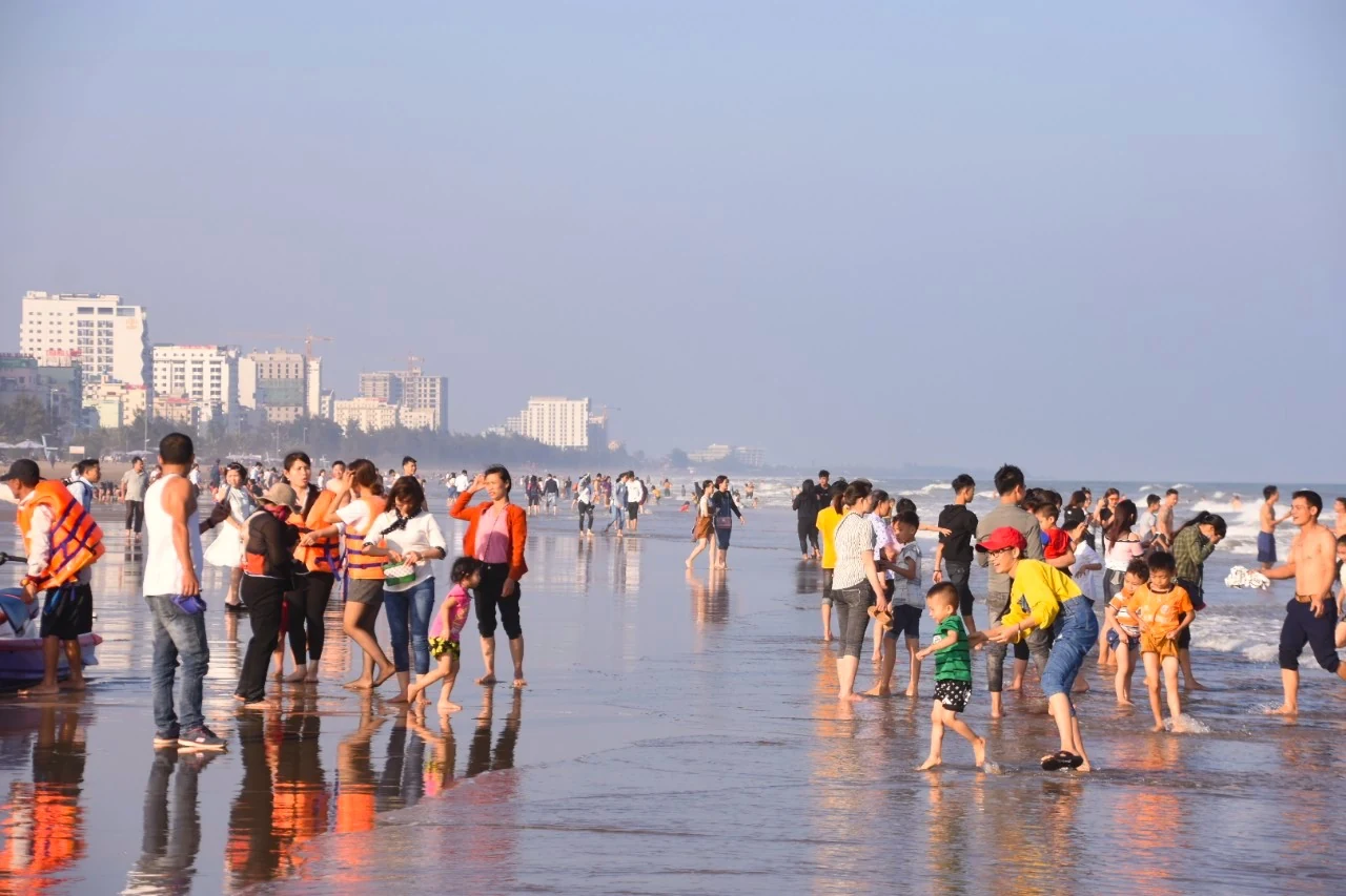 Nắng ấm, du khách chen chân tắm biển ở Sầm Sơn ngày đầu năm