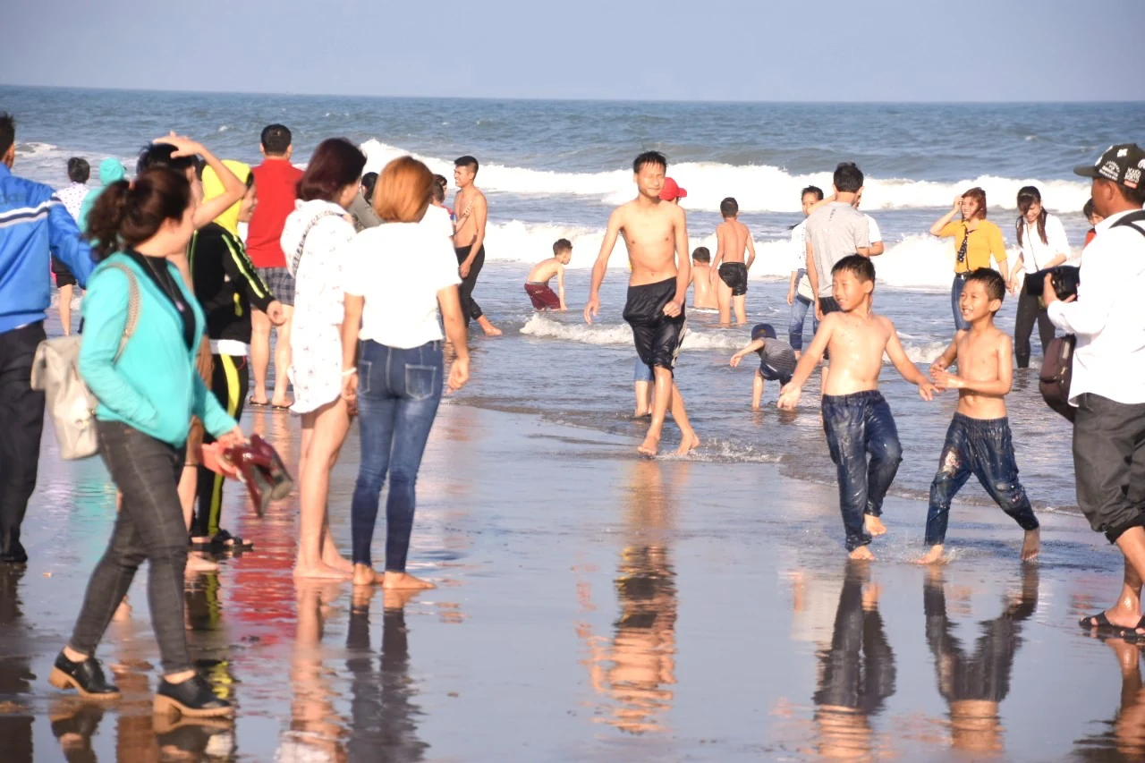 Nắng ấm, du khách chen chân tắm biển ở Sầm Sơn ngày đầu năm