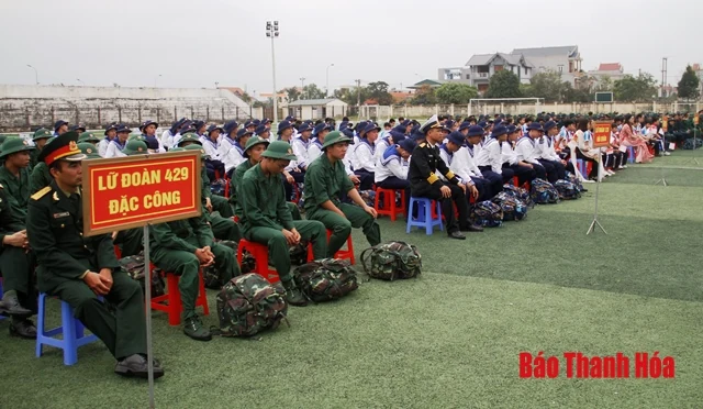 Chủ tịch UBND tỉnh Nguyễn Đình Xứng tham dự lễ giao nhận quân tại huyện Quảng Xương