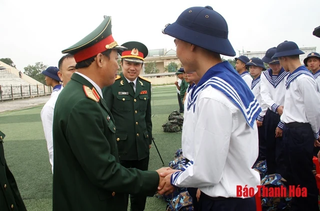 Chủ tịch UBND tỉnh Nguyễn Đình Xứng tham dự lễ giao nhận quân tại huyện Quảng Xương
