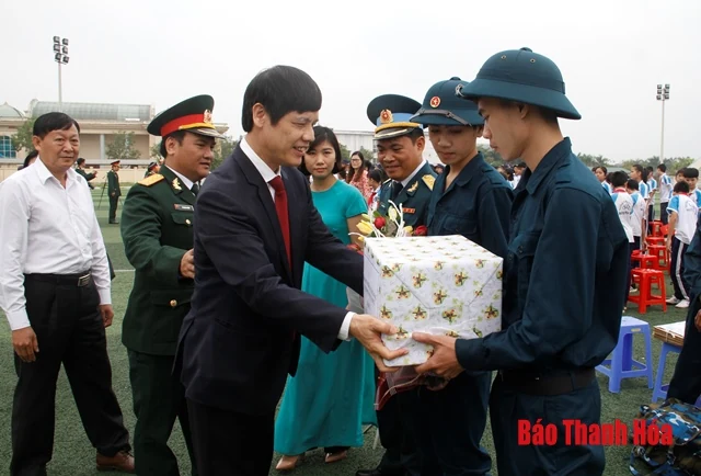 Chủ tịch UBND tỉnh Nguyễn Đình Xứng tham dự lễ giao nhận quân tại huyện Quảng Xương