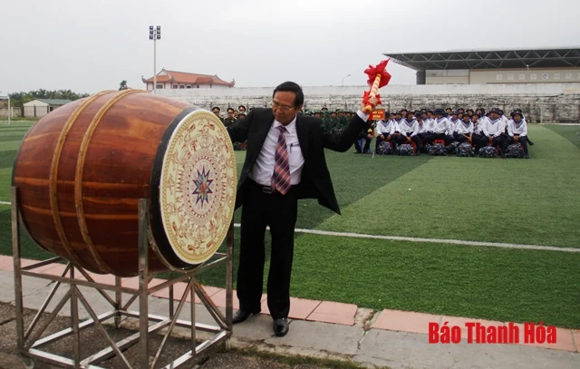 Chủ tịch UBND tỉnh Nguyễn Đình Xứng tham dự lễ giao nhận quân tại huyện Quảng Xương
