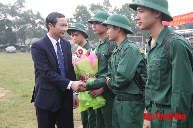 Đồng chí Đỗ Minh Tuấn, Phó Bí thư Tỉnh ủy dự lễ giao nhận quân tại huyện Bá Thước