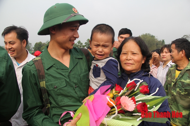 Đồng chí Đỗ Minh Tuấn, Phó Bí thư Tỉnh ủy dự lễ giao nhận quân tại huyện Bá Thước