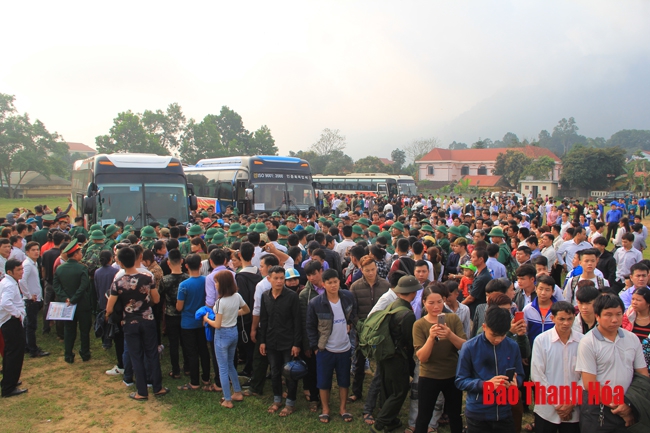 Đồng chí Đỗ Minh Tuấn, Phó Bí thư Tỉnh ủy dự lễ giao nhận quân tại huyện Bá Thước