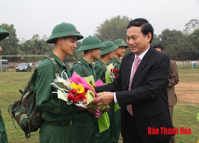 Đồng chí Đỗ Minh Tuấn, Phó Bí thư Tỉnh ủy dự lễ giao nhận quân tại huyện Bá Thước
