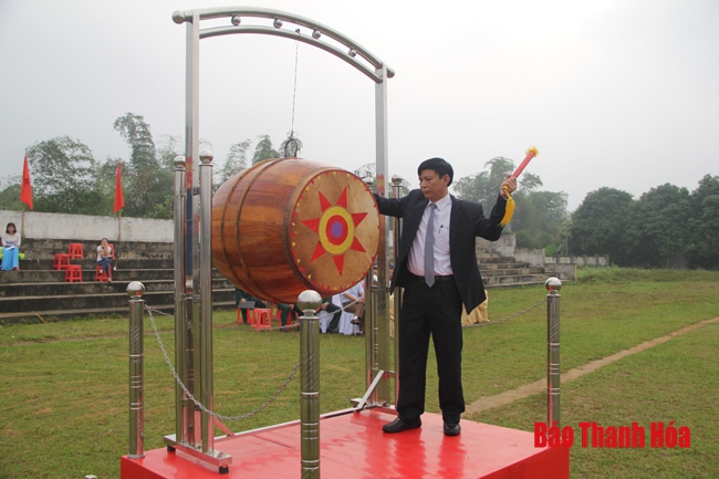 Đồng chí Đỗ Minh Tuấn, Phó Bí thư Tỉnh ủy dự lễ giao nhận quân tại huyện Bá Thước