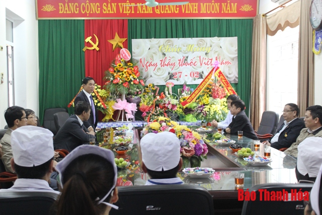 Đồng chí Phạm Đăng Quyền, Phó chủ tịch UBND tỉnh chúc mừng ngày thầy thuốc Việt Nam