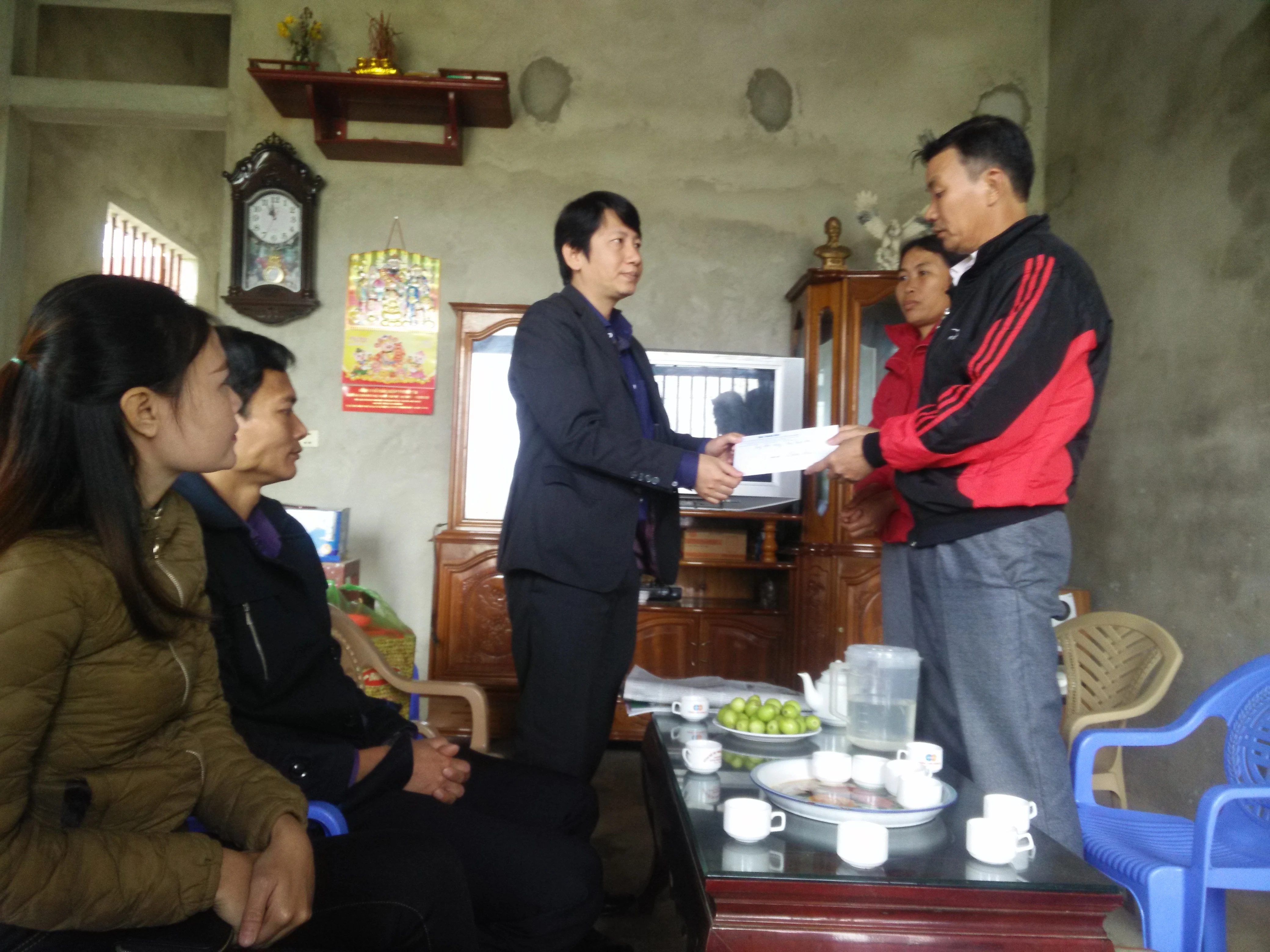 Đoàn thanh niên Báo Thanh Hóa trao quà cho bệnh nhi 4 tuổi mắc bệnh hiểm nghèo