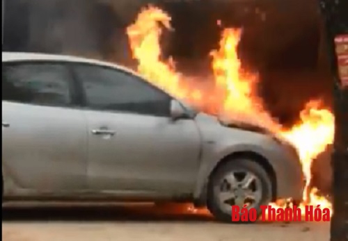 Xe Hyundai i30 bốc cháy dữ dội khi đang đỗ trong nhà