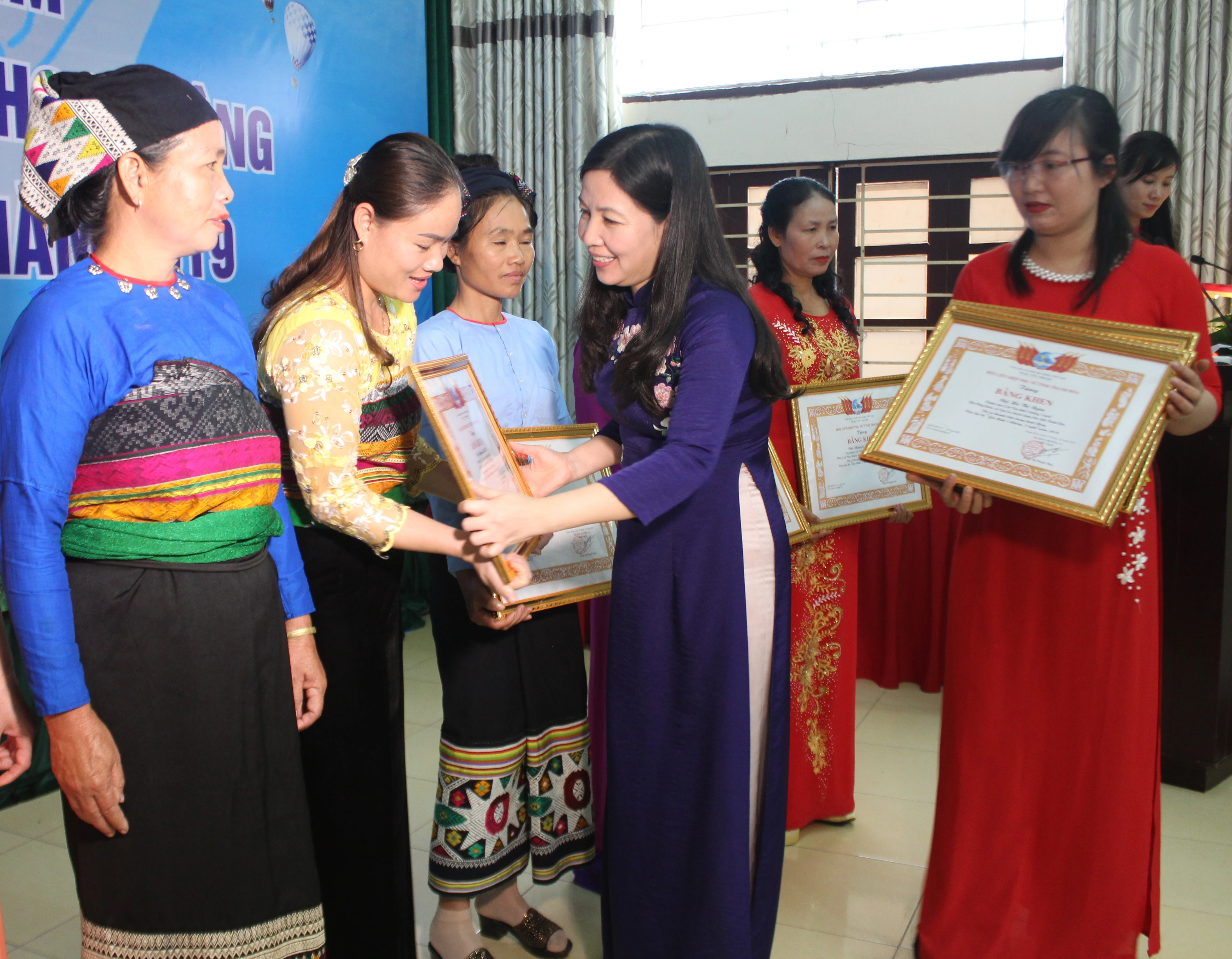 Hưởng ứng “Năm an toàn cho phụ nữ và trẻ em” và Biểu dương 200 điển hình tiên tiến trong hoạt động câu lạc bộ “Gia đình 5 không 3 sạch”