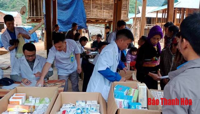 Gần 400 người dân các xã Tam Chung, Quang Chiểu (Mường Lát) được khám bệnh và cấp thuốc miễn phí