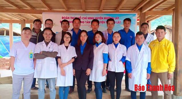 Gần 400 người dân các xã Tam Chung, Quang Chiểu (Mường Lát) được khám bệnh và cấp thuốc miễn phí